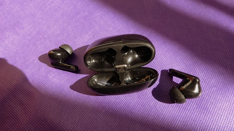 Reference photograph: Earfun wireless black headphones, September 2024 01.jpg. Not verification of the exact planned product.