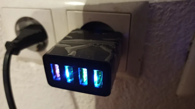 Reference photograph: USB mobile phone charger with four ports and Quick Charge 3.0 (HC-376).jpg. Not verification of the exact planned product.