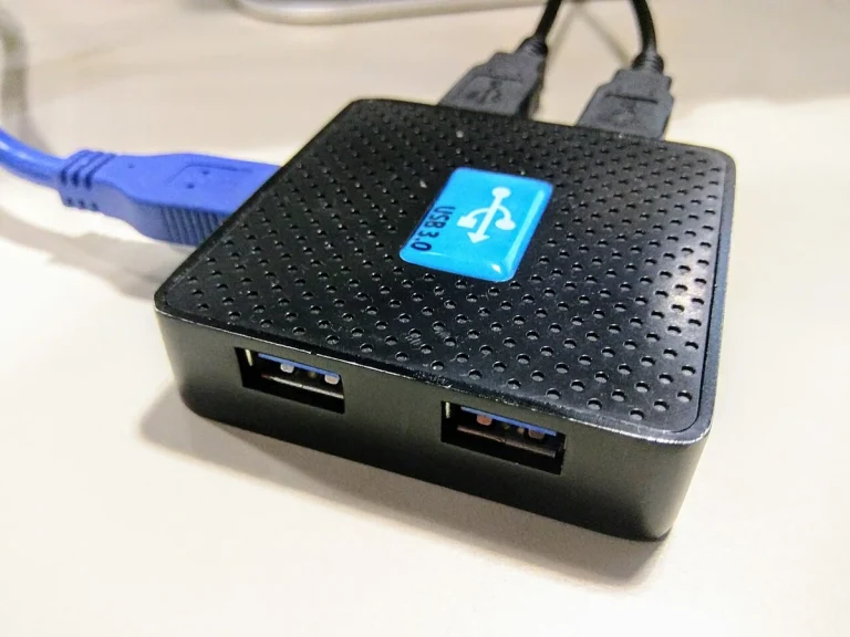 Reference photograph: 4-port USB hub.jpg. Not verification of the exact planned product.